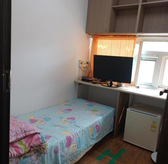 سرير فى غرفة مشتركه, 708 Oneroom Tel