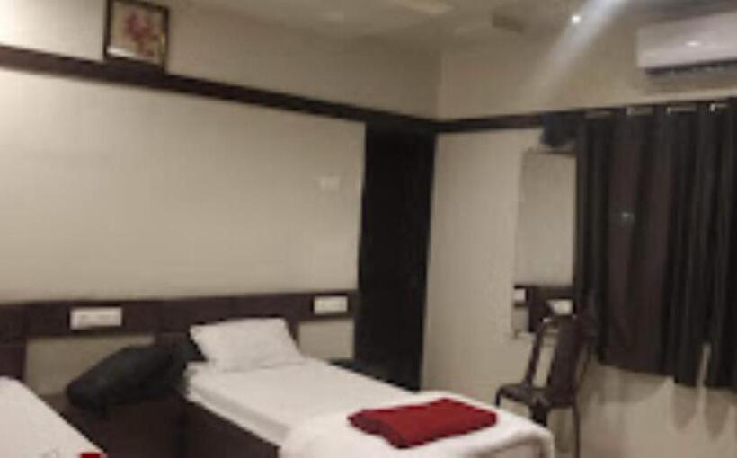 Номер Deluxe, V Executive Hotel,shivani