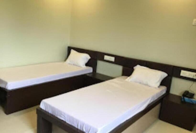 Номер Deluxe, V Executive Hotel,shivani