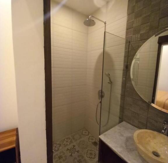 استودیوی لوکس, Rumah Wj Rooms And Suites