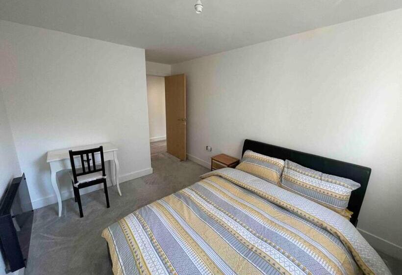 Апартаменты 2 Спальни, Rooms Near Me   Lux 2 Bed Apartment, Walsall City Centre, Smart Tv, Ensuite, M6 J9, Parking Nearby