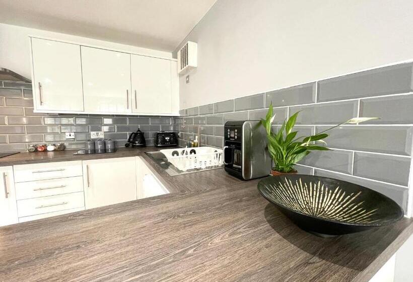 Апартаменты 2 Спальни, Rooms Near Me   Lux 2 Bed Apartment, Walsall City Centre, Smart Tv, Ensuite, M6 J9, Parking Nearby