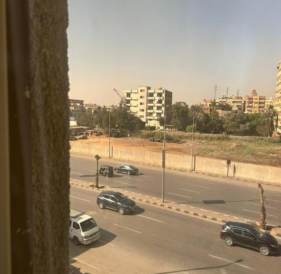 سوییت جونیور با بالکن, The Palace Pyramids