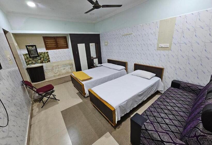 豪华三人间, Arunachala Guest House