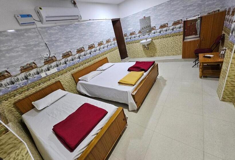 غرفة قياسية ثلاثية, Arunachala Guest House
