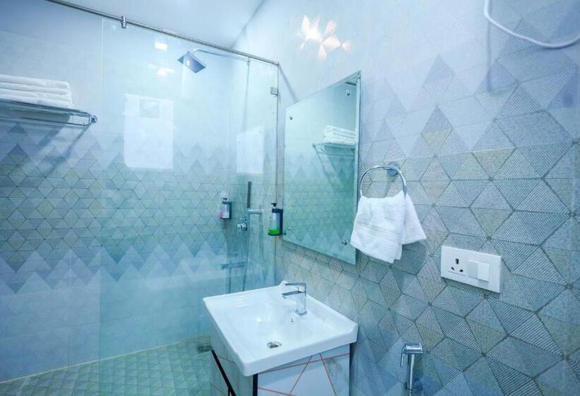 اتاق لوکس با تخت بزرگ, Clay Inn Hotel, Sohna Road, Sector 49, Gurugram