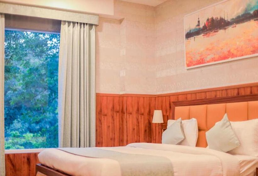 اتاق لوکس با تخت بزرگ, Clay Inn Hotel, Sohna Road, Sector 49, Gurugram