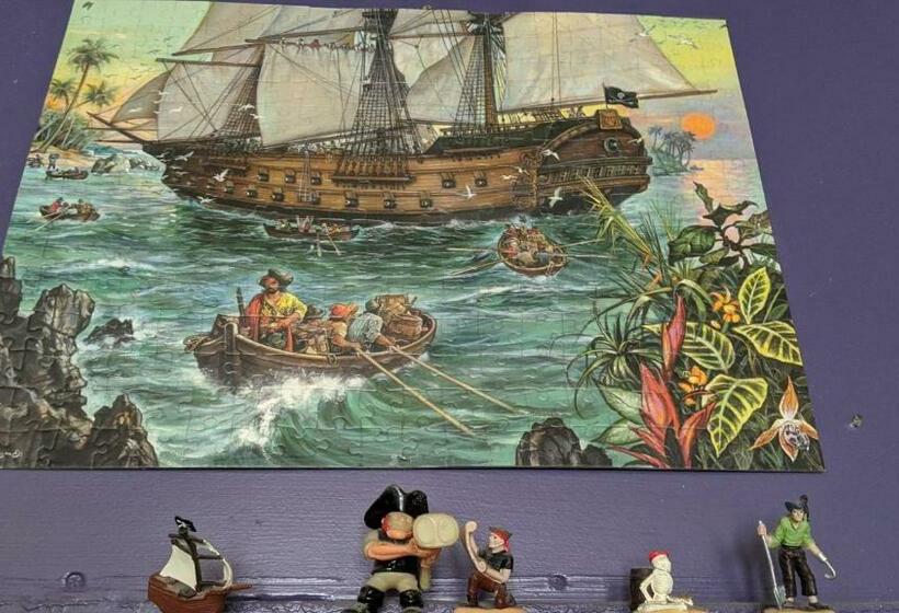 Семейный Номер, The Pirate Haus Inn