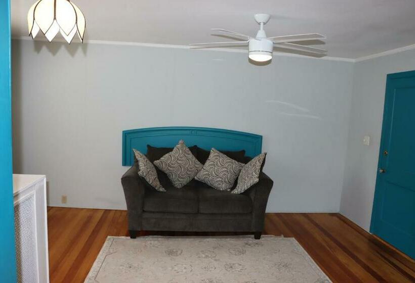 Дом 4 Спальни, Sea View Motel