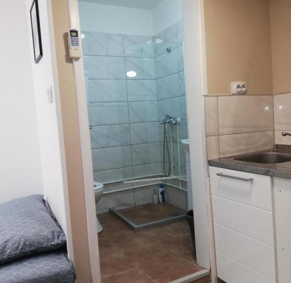 Economy Triple Room, Blue Carpet Rooms