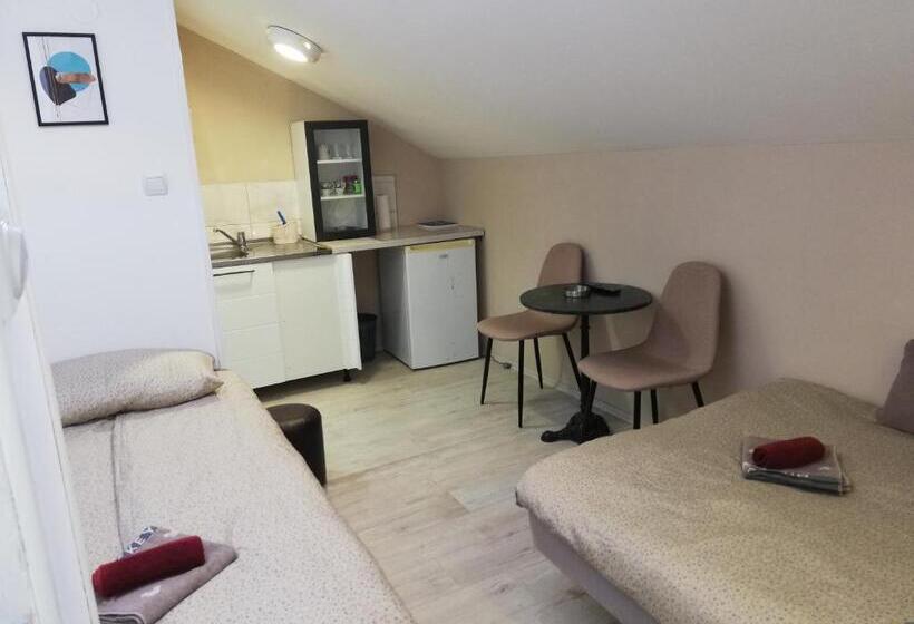 Economy Triple Room, Blue Carpet Rooms