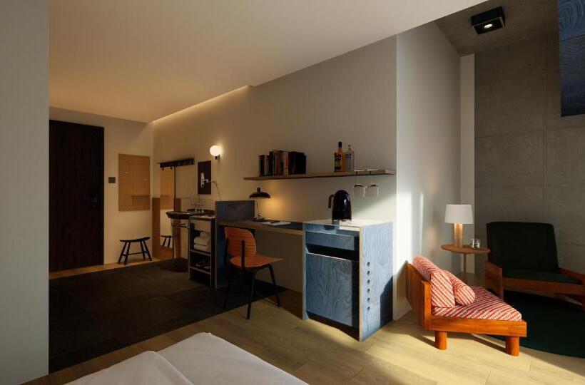 Номер Стандарт, 彼厅酒店hotel In Between