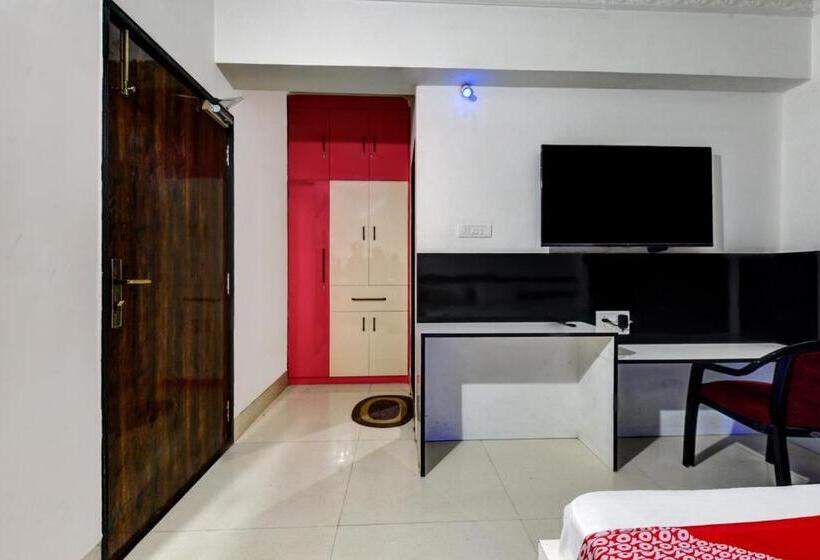 غرفة كلاسيكية ثلاثية, Super Oyo Aruna Banquet And Guest House