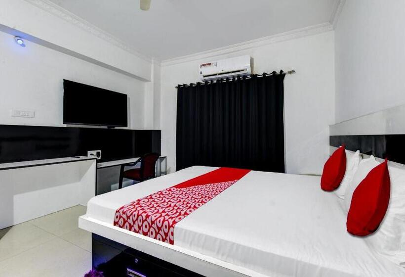 غرفة كلاسيكية ثلاثية, Super Oyo Aruna Banquet And Guest House