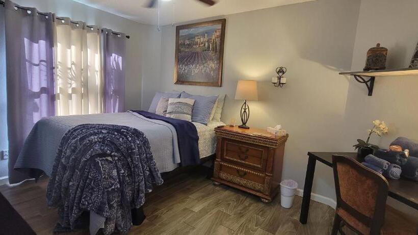 חדר אקזקיוטיב לשלושה, Hollywood Room On The Lake