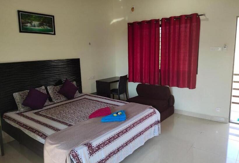 Номер Deluxe с Балконом, Whistling Waves Beach Resort