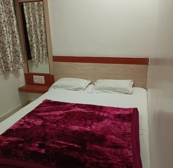 Номер Стандарт, Dwarka Nilayam   Near Shri Sai Baba Temple