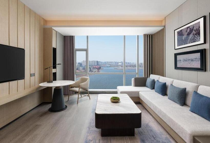 Suite with lake view, Qingdao Marriott Hotel Jiaozhou