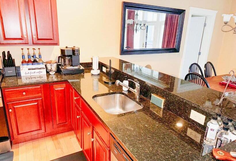 Дом 3 Спальни, Blossom Haven Charming 3br Condo