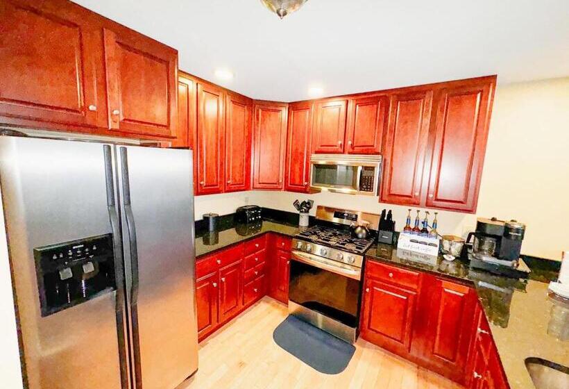 Дом 3 Спальни, Blossom Haven Charming 3br Condo