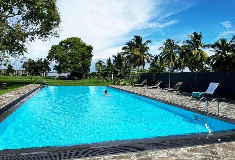 Трехместный Номер Стандарт с Балконом, Lagoon House Negombo