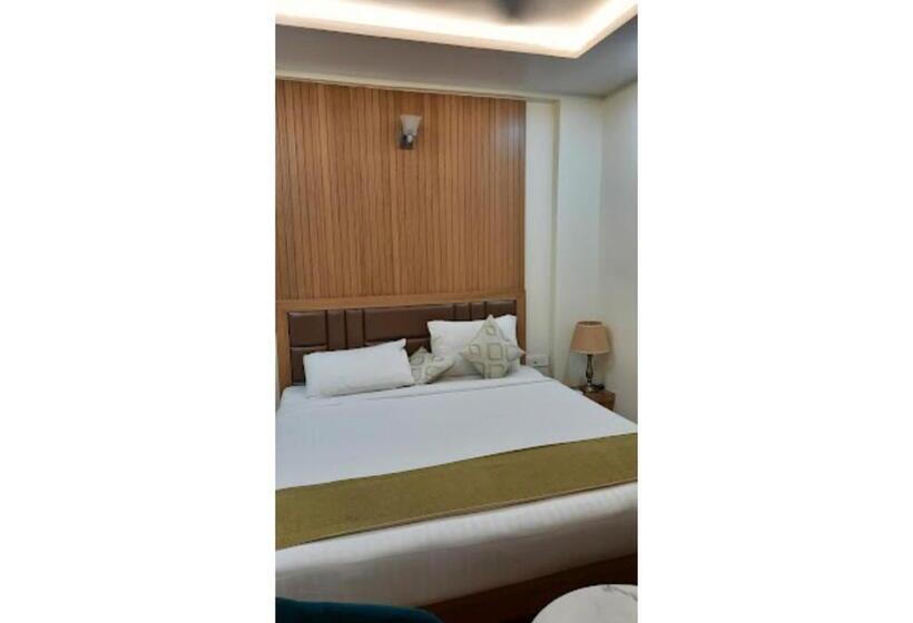Номер Deluxe, Giri Palace Madhya Pradesh