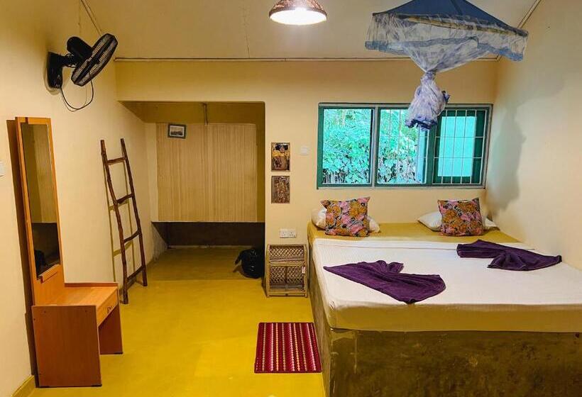 스탠다드 트리픔 룸 공동욕실, Lazy Monkey Surfhostel   Sri Lanka