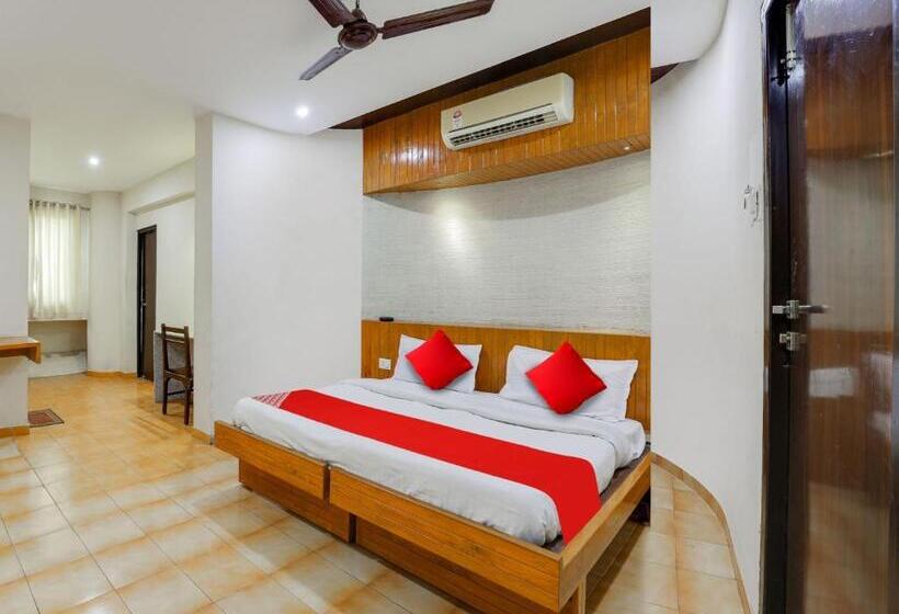 اتاق کلاسیک سه تخته, Oyo Hotel Roshni