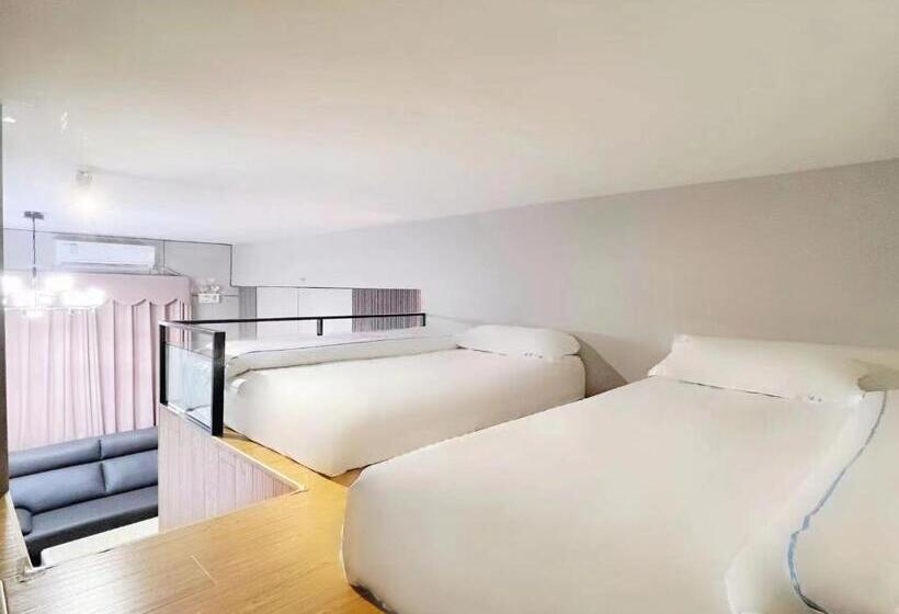 Quarto Triplo Estandar com Sacada, 广州沃家国际公寓