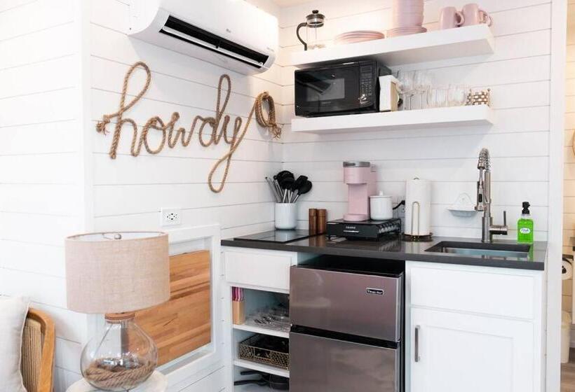 חדר סטודיו סטנדרד, New Cowgirl Shipping Container Home