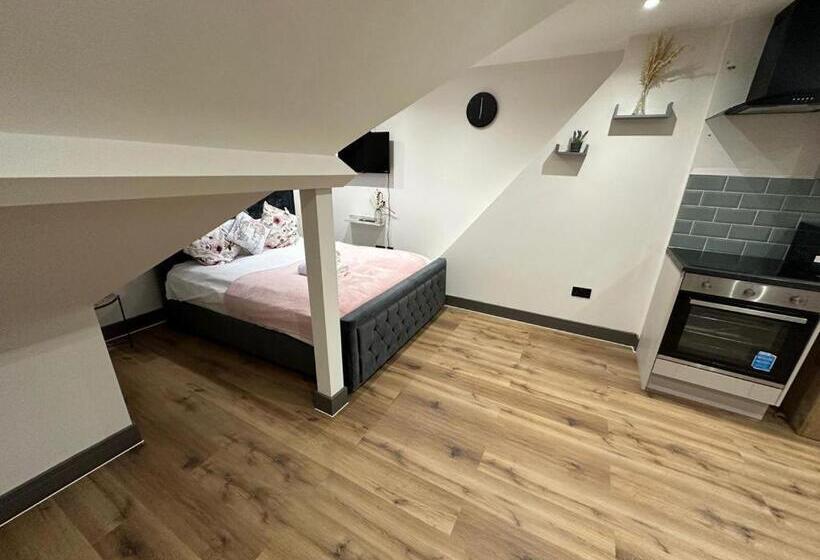 Номер Стандарт, Burnt Oak Stays