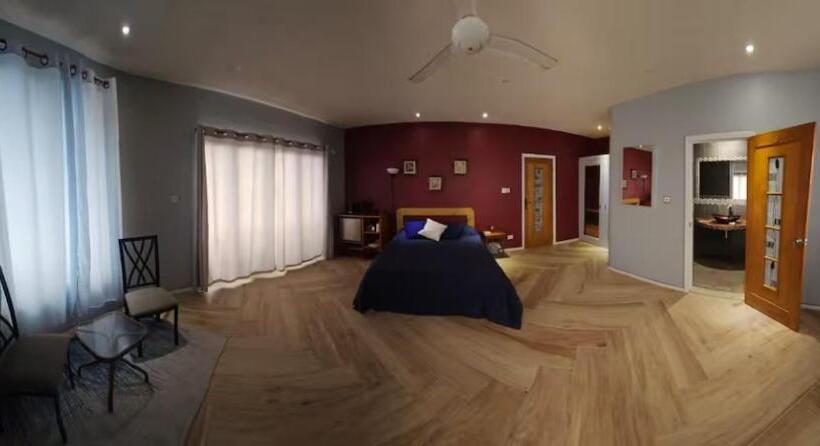 اتاق لوکس با بالکن و چشم‌انداز دریا, Shkyblue Suites