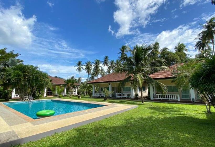 발코니 디럭스 룸, Palm Gardens Resort, Bang Saphan