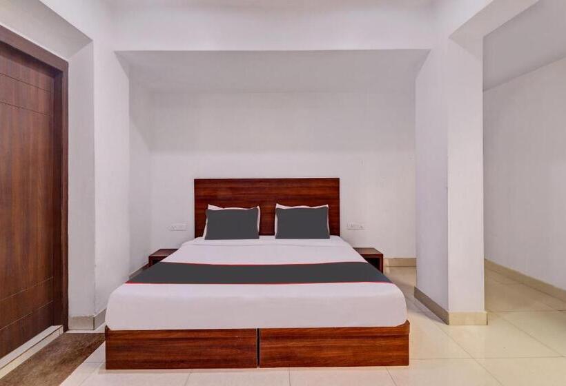 Трехместный Номер Классика, Collection O Hotel Colossal Inn