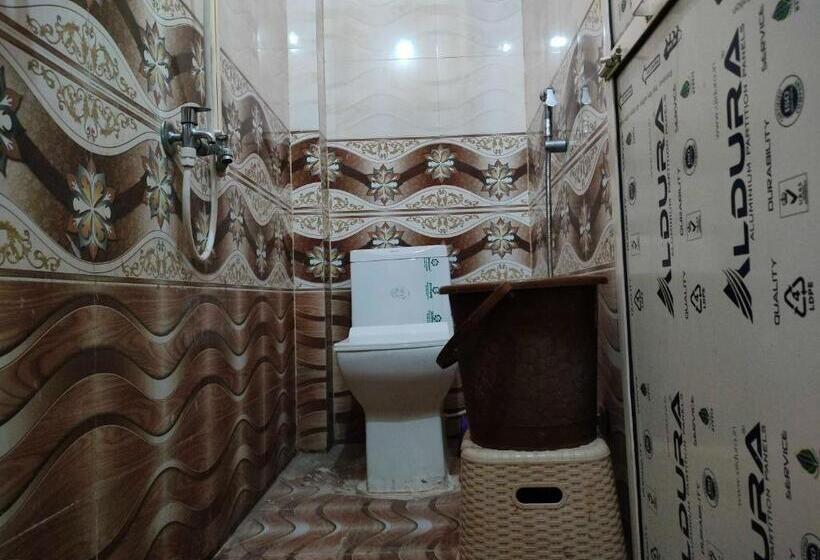 اتاق کلاسیک سه تخته, Oyo The Indian Guest House