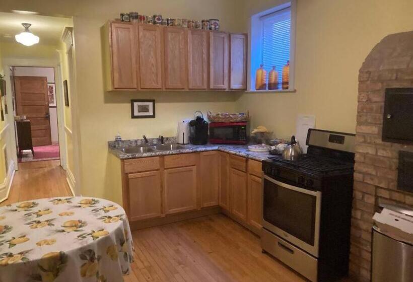 Quarto standard, Queen Bed With Shared Bathroom In Lakeview   2b