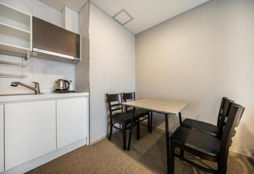 اتاق لوکس سه تخته, The Triny Urban Suites