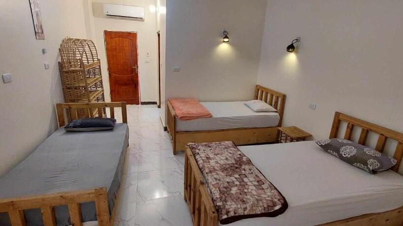 اتاق استاندارد سه تخته با چشم‌انداز استخر, Green Beach Camp &