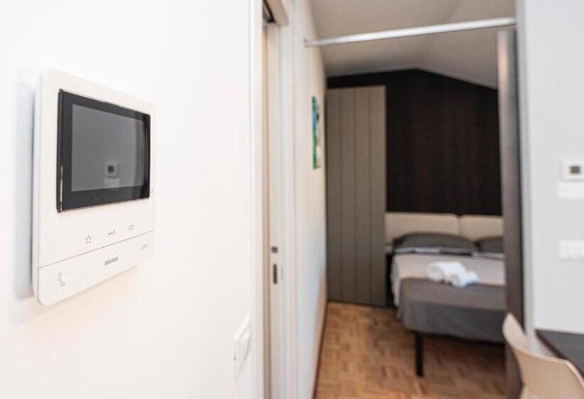 استودیو خانوادگی, Hurban Apartments Venezian