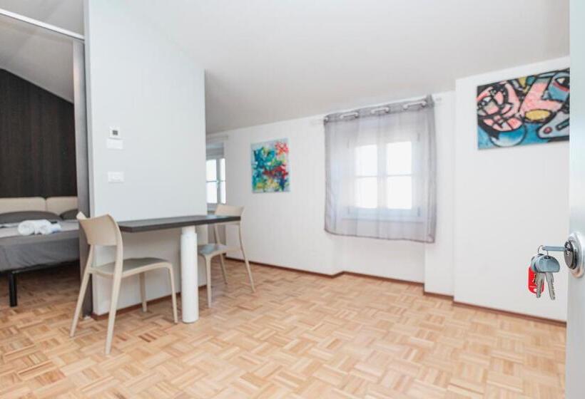 استودیو خانوادگی, Hurban Apartments Venezian