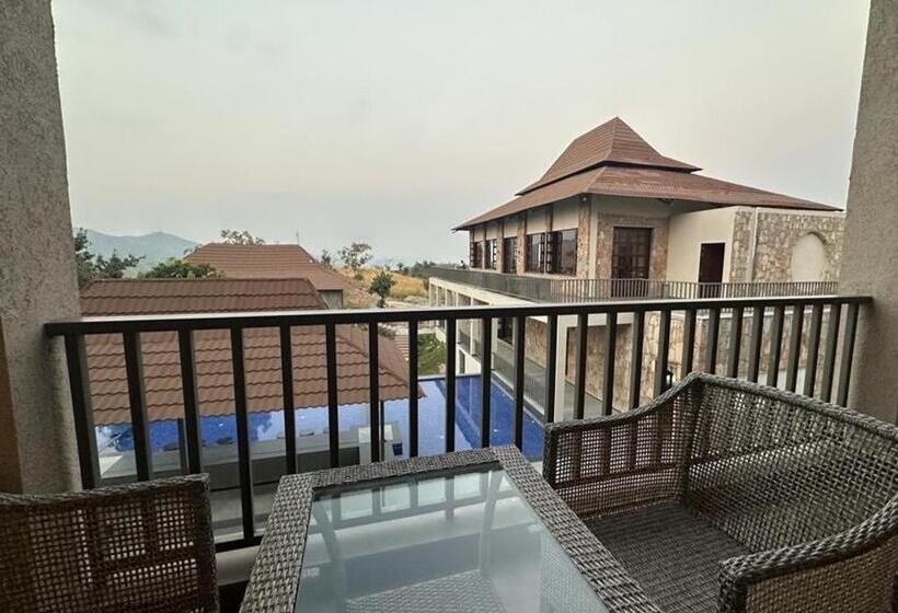 غرفة قياسية مطلّة علي حمام السباحة, Sajjan Bagh Resort Kumbhalgarh
