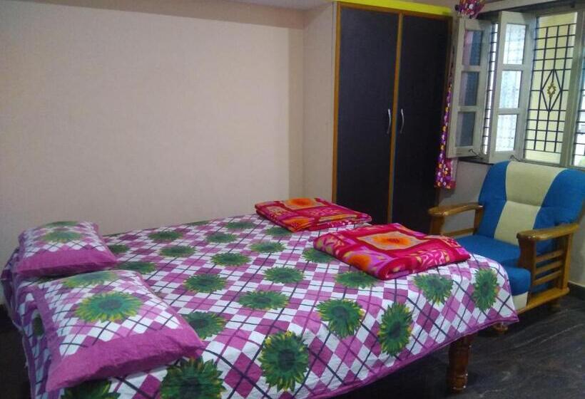 带阳台的豪华间, Rathna Home Stay