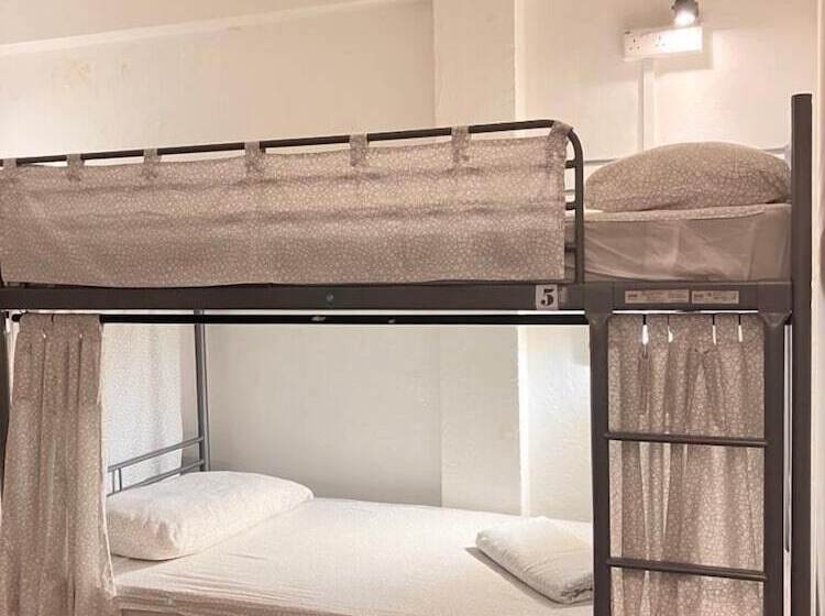 تختخواب در اتاق مشترک, Campbell Inn   Hostel
