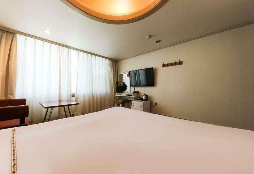 اتاق اساندارد با چشم‌انداز جانبی به دریا, Nova Motel
