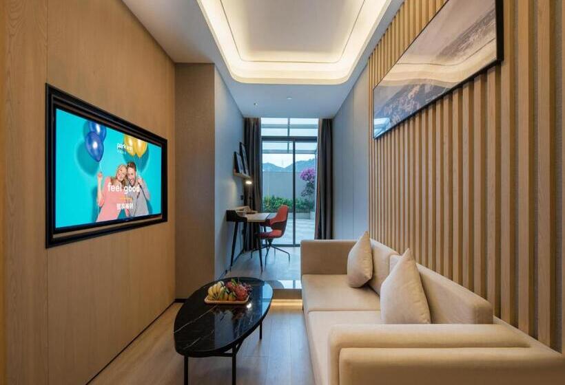 带双人大床的行政管理套房, Park Inn By Radisson Zhuhai Gaolan Port