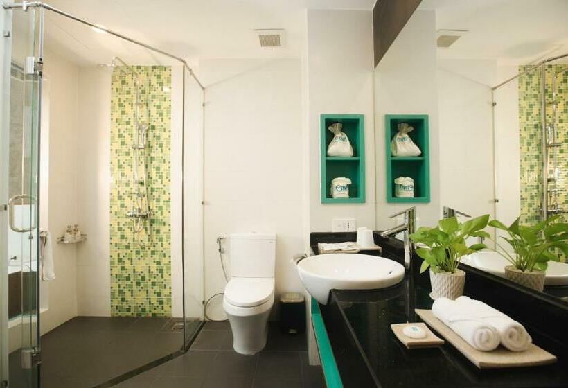带泳池观景的豪华房, êmm Hotel Hoi An