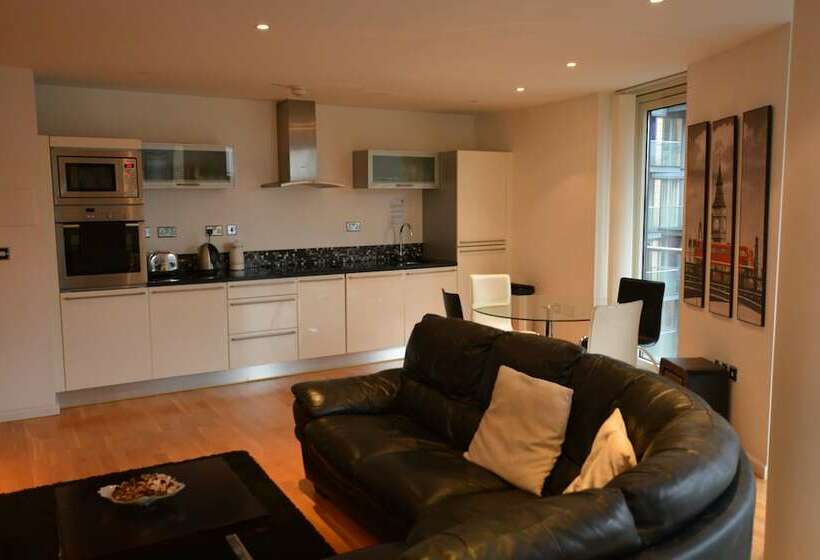 آپارتمان لوکس 2 خوابه, Zen Apartments   City Airport London