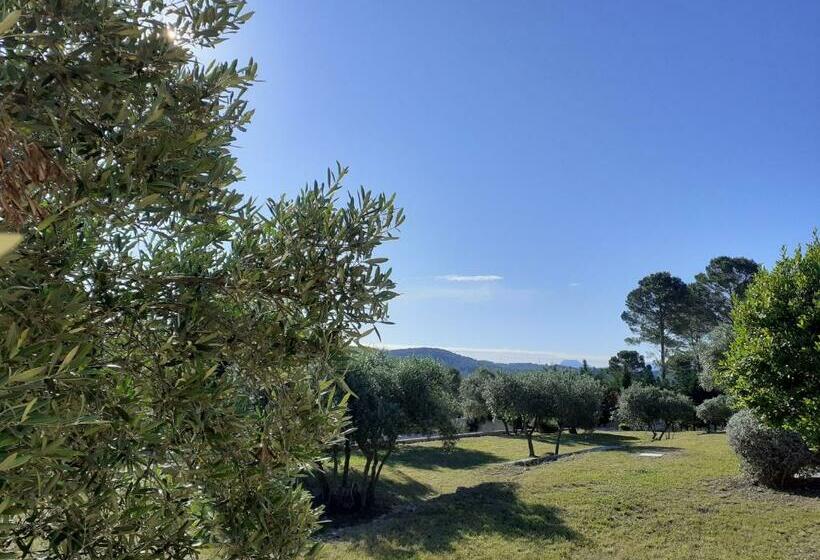 Трехместный Номер Стандарт Вид на Бассейн, La Bastide Des Selves