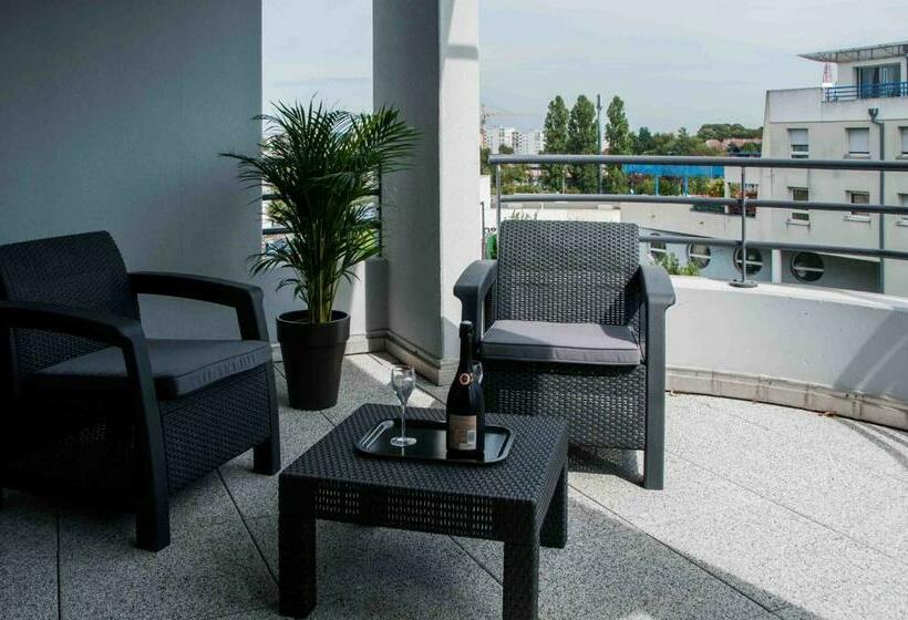 Номер Стандарт Трехместный, Le Lodge Brit Hotel Strasbourg Zenith