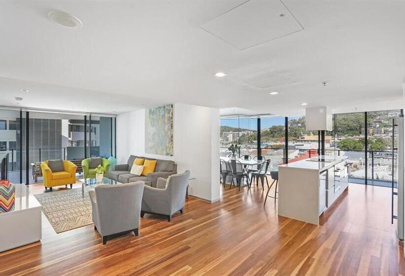 3 Bedroom Apartment Side Sea View, Ambience On Burleigh Beach